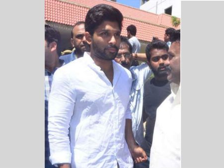 దాసరి ఇంటి వద్ద ఫ్యాన్స్ ఓవర్ యాక్షన్: అల్లు అర్జున్‌ ఆగ్రహం