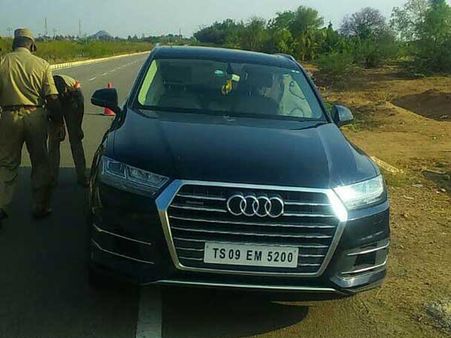 యాంకర్ అనసూయకు రోడ్డు ప్రమాదం.. స్వల్పగాయాలు..