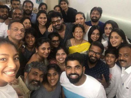 పార్టీలో మునిగి తేలిన బాహుబలి టీం... (ఫోటోస్)