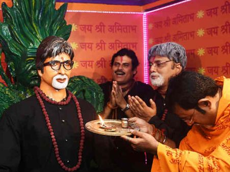 అమితాబ్‌కు గుడికట్టిన ఫ్యాన్స్.. ఫైబర్ విగ్రహానికి పూజలు..