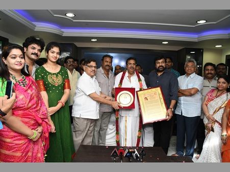 దాసరికి ‘అల్లు’ పురస్కారం: మాకు ఆయనే పెద్ద దిక్కు అన్న చిరంజీవి (ఫోటోస్)