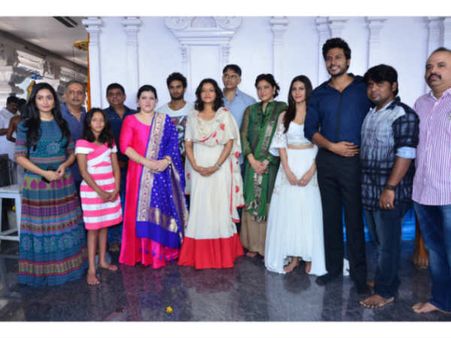 మహేష్ బాబు సోదరి దర్శకత్వం, విష్ చేస్తూ సూపర్ స్టార్ ట్వీట్ (ఫోటోస్)