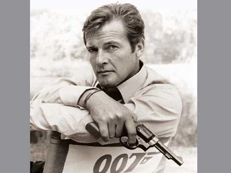 జేమ్స్ బాండ్ యాక్టర్ సర్ రోజర్ మూర్ కన్నుమూత