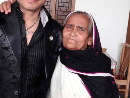 నా తల్లి విషం పెట్టి చంపాలని చూసింది.. మదర్స్ డే రోజున ప్రముఖ హీరో ట్వీట్..