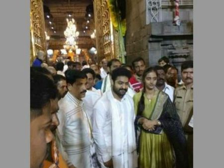 శ్రీవారి సన్నిధిలో శ్రీమతితో జూ ఎన్టీఆర్ (ఫోటోస్)