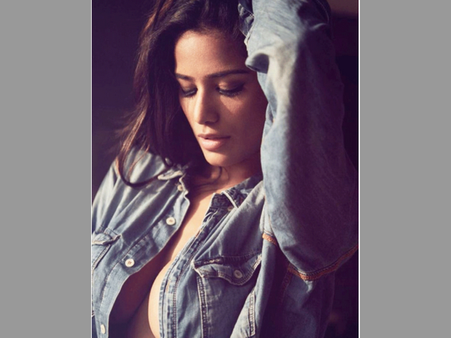 ఆల్ మోస్ట్ టాప్ లెస్: ఏంటీ సెల్ఫీలు... కుర్రాళ్ళని చంపేస్తుందా ఏంటీ???