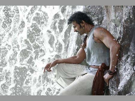 బాహుబలి తర్వాత ప్రభాస్ కనిపించరే.. 1000 కోట్ల హీరో ఎక్కడ.. ఏంచేస్తున్నాడో తెలుసా..