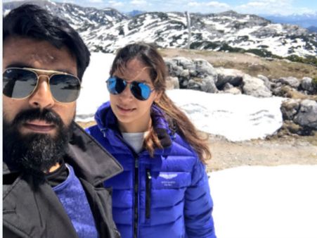 శిఖరం అంచున సెల్ఫీ : ట్విటర్ లో పంచుకున్న ఉపాసన