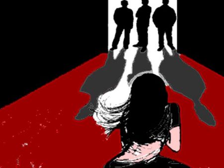 కన్నడ నటిపై యువకుల దాడి... ఈ రాత్రికి మాతో గడపమంటూ, నడీ రోడ్దుమీదే...