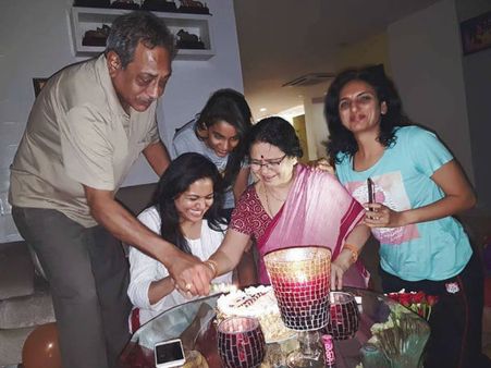 సింగర్ సునీత బర్త్ డే పార్టీ, అతడొక్కడే మిస్సయ్యాడు.... (ఫోటోస్)