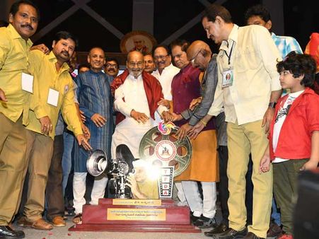 కే విశ్వనాథ్‌ను గౌరవించడం ఇదేనా?.. ప్రముఖులు మధ్యలోనే జారుకొన్నారు.. హీరోలు ముఖం చాటేశారు..