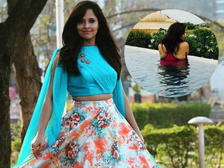 ఒక ఫోజ్ తో స్విమ్మిగ్ పూల్ వేడెక్కిపోయింది: అనసూయ హాట్ ఫొటో