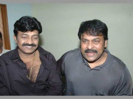 రగులుతూనే ఉన్న చిరు,రాజశేఖర్ వివాదం: దాసరి సంతాపసభలో బయట పడ్డ నిజాలు