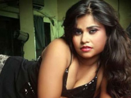 ఉరి వేసుకుని సినీ నటి ఆత్మహత్య