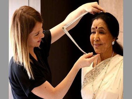 లెజెండరీ సింగర్‌కు అరుదైన అవకాశం, కొలతలు తీసుకున్నారు (ఫోటోస్)