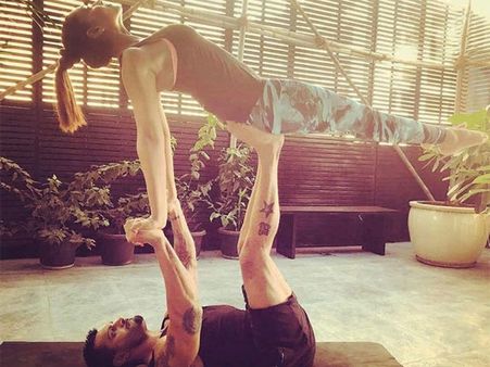 వామ్మో..! ఇదేం యోగా బిపాషా..? హాట్ అండ్ సెక్సీ గా