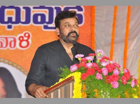 ఉయ్యాలవాడ గా చిరు లుక్ బయటపడ్డట్టే: ఈ ఫొటోలు చూడండి