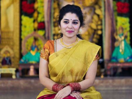 ఎన్నో అవమానాలు ఎదుర్కొన్నా.. మాటల్లో చెప్పలేను.. పచ్చ బొట్టేసిన గాయని ఆవేదన