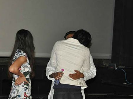 అందరూ చూస్తుండగా దర్శకుడి పెదాలను ముద్దాడిన హీరో!