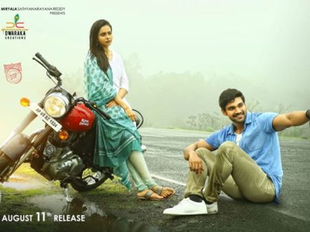 రోడ్డుమీద హీరో, బైక్ మీద హీరోయిన్: 'జయ జానకి నాయక' ఫస్ట్ లుక్