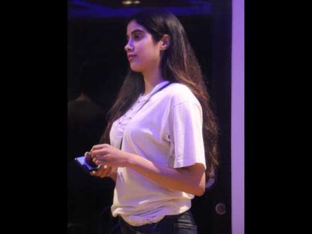 మీడియా ఓవరాక్షన్.... శ్రీదేవి కూతురు హర్టయింది, ఏం జరిగిదంటే?