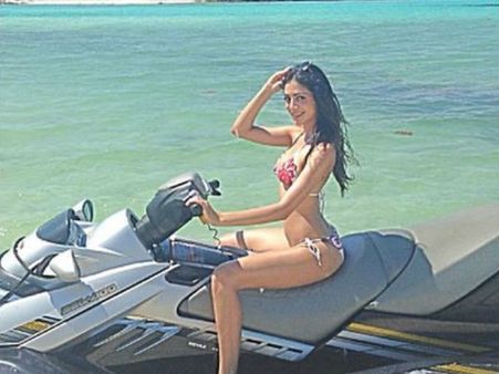 పిచ్చెక్కించింది: టూపీస్ బికినీలో 