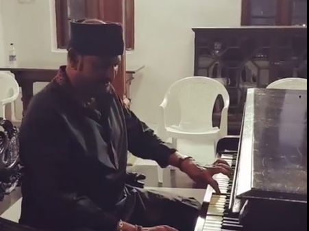 రాజ్ భవన్ లో డైలాగ్ కింగ్: వాయింపుడు