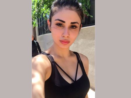 నాగిని బికినీ అంటే మాటలా?: గంటల్లో లక్షల లైకులు వచ్చాయ్