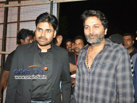 పవర్ స్టార్ సినిమాకు క్రేజీ టైటిల్.. రామోజీలో దుబాయ్ మేడ.. పవన్ కోసం త్రివిక్రమ్ భారీ సెట్..