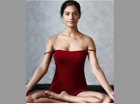 పూనం పాండే హాట్ యోగా డే: ఎంత హాట్ ఫొటో అంటే..., ట్విట్టర్ తొలగించేసింది