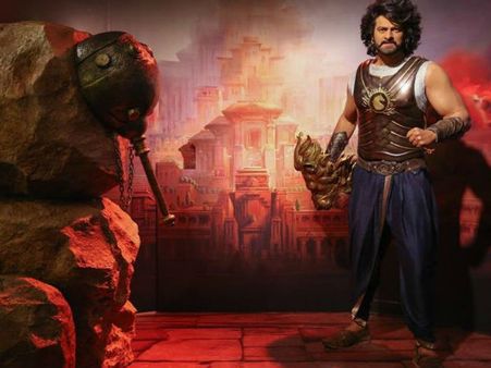 ప్రభాస్ విగ్రహం చూసేందుకు పోటీపడుతున్న అభిమానులు!