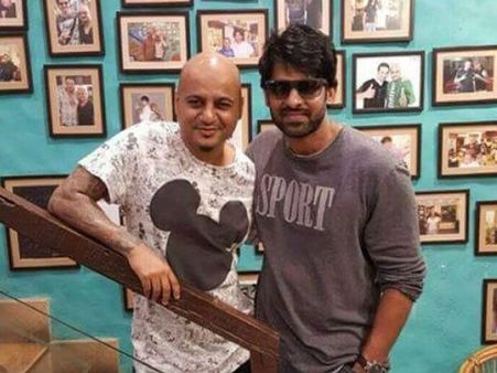 ప్రభాస్ షాకింగ్ లుక్... సోషల్ మీడియాలో వైరల్!