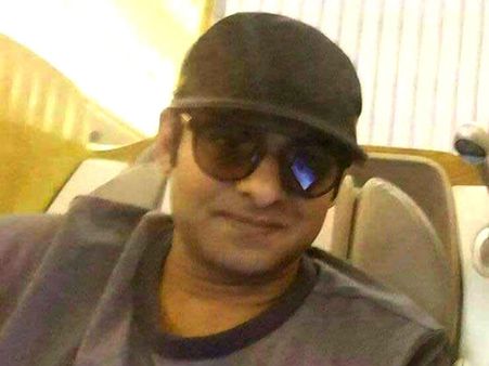 ప్రభాస్... స్మూత్ కిల్లర్ లుక్, అసలు ఎవరికీ నచ్చడం లేదు!