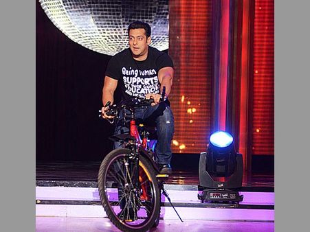 చారిటీకోసం సైకిలెక్కిన స్టార్ హీరో : ఒక్క సైకిల్ 40,000 మాత్రమే