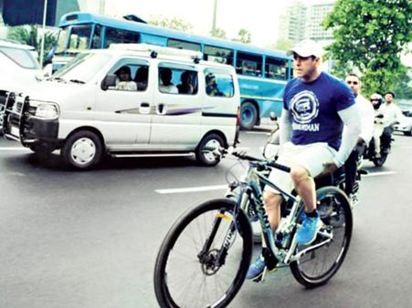 సైకిల్ ఎక్కిన సల్మాన్.. ముంబై జనారణ్యంలోకి దూసుకెళ్లి.. (వీడియో)