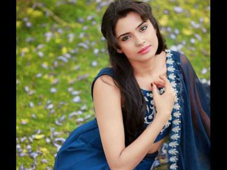 నగ్న ఫోటోలు పంపాలంటూ హీరోయిన్‌కు వేధింపులు, ఇది ఎవరి పని?