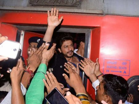 టీషర్ట్ వల్లే అభిమాని మరణం, నివేదిక: షారూఖ్ ఖాన్ అరెస్ట్ కి రంగం సిద్దమౌతోందా??