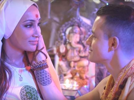 అయ్యో ఇదే రొమాన్స్ .. వినాయకుడు, బుద్దుడి ముందే శృంగారమా? సోఫియా హయత్ వీడియో వైరల్