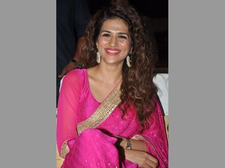 అక్కడ లైవ్ లో స్టెప్పులు, వెంటనే న్యూస్ రీడింగ్, 