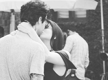 ఘాటుకే ఘాటు ముద్దు: పబ్లిక్ లోనే సన్నీలియోన్ లిప్‌లాక్, అతనెవరంటే