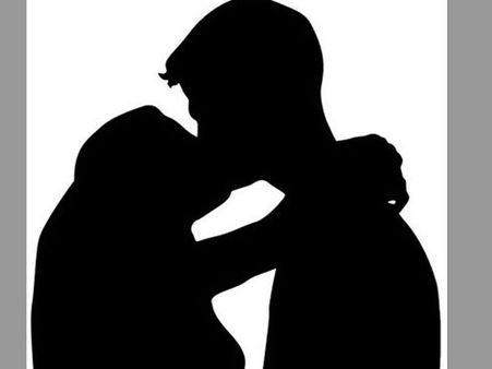 కార్‌వాన్‌లో పట్టుబడ్డ సూపర్ స్టార్.. హీరోయిన్‌తో షూటింగ్ స్పాట్‌లోనే..