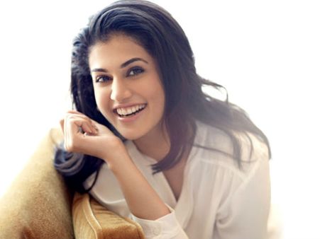 సినీనటి తాప్సీకి చేదు అనుభవం.. ఢిల్లీలో అభిమానులు చుట్టుముట్టి