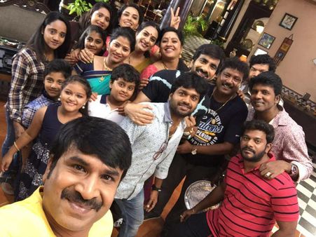 ఫోటో వైరల్: తమ్మడు మరణం తర్వాత రవితేజ సెల్పీపై వివాదం?