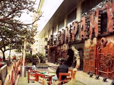 రాంగోపాల్ వర్మ ఆఫీస్‌లోనే పడక గది.. అమ్మాయిలతో ‘హిట్లర్’ సెక్స్!