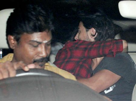 కారులోకి దూకింది.. ప్రియుడ్ని కౌగిలితో చంపేసింది..ఇంతకీ హీరోయిన్ ఎవరో తెలుసా?