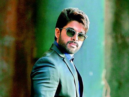 ఎన్నారైలకు అల్లు అర్జున్ షాక్.. డబ్బులు పెట్టి వస్తే ఫోజులు కొడ్తావా?.. పవన్, రాంచరణ్ బెటర్..