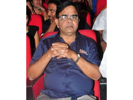 సినిమా చూపిస్తా మావా నిర్మాత అరెస్ట్: గుండెపోటు, రిమాండ్