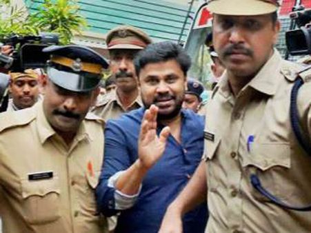 పగులుతోన్న పాపాల పుట్ట: నటున్ని హత్య చేయించాడా?? హీరో మెడచుట్టూ కేసులు