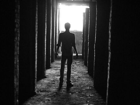 డ్రగ్ కేసు నుంచి బడా నిర్మాతను ప్రముఖ హీరో తప్పించారా? హీరోయిన్ల నివాసాల్లోనే..