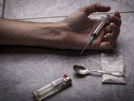 టాలీవుడ్ పై డ్రగ్స్ నీడ: ఆ ముగ్గురు హీరోలూ ఎవరూ అంటూ ఆరా